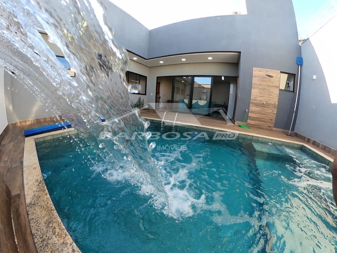 Casa com 3 suítes e piscina aquecida á venda no Bairro turista II
