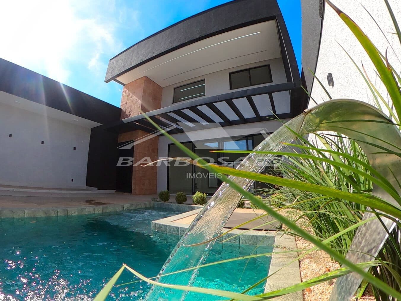 Casa com 4 quartos com piscina aquecida á venda