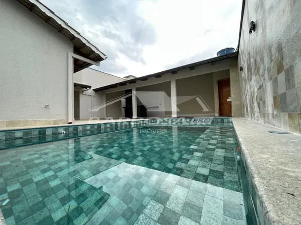 Casa com Piscina aquecida á venda no Jardim Serrano Caldas Novas