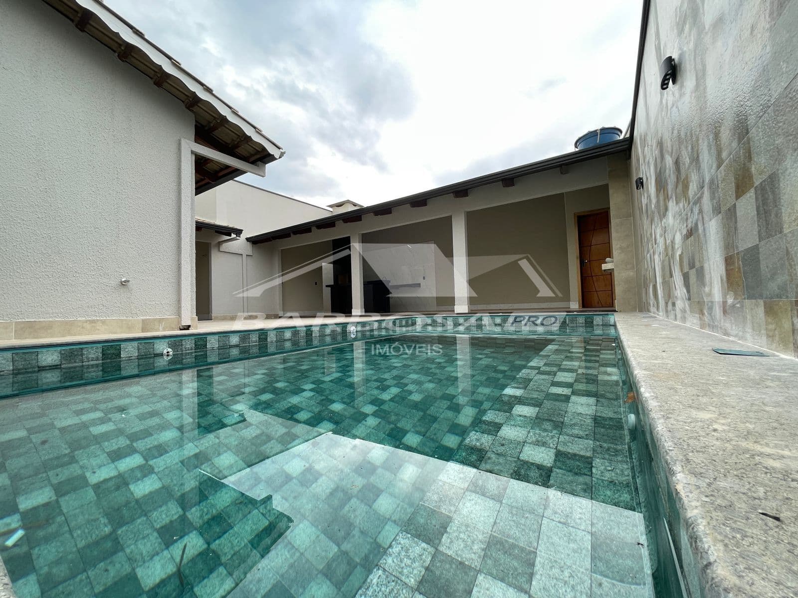 Casa com Piscina aquecida á venda no Jardim Serrano Caldas Novas