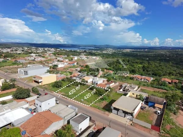 2 lotes juntos com 420m² cada á venda na Avenida Araxá