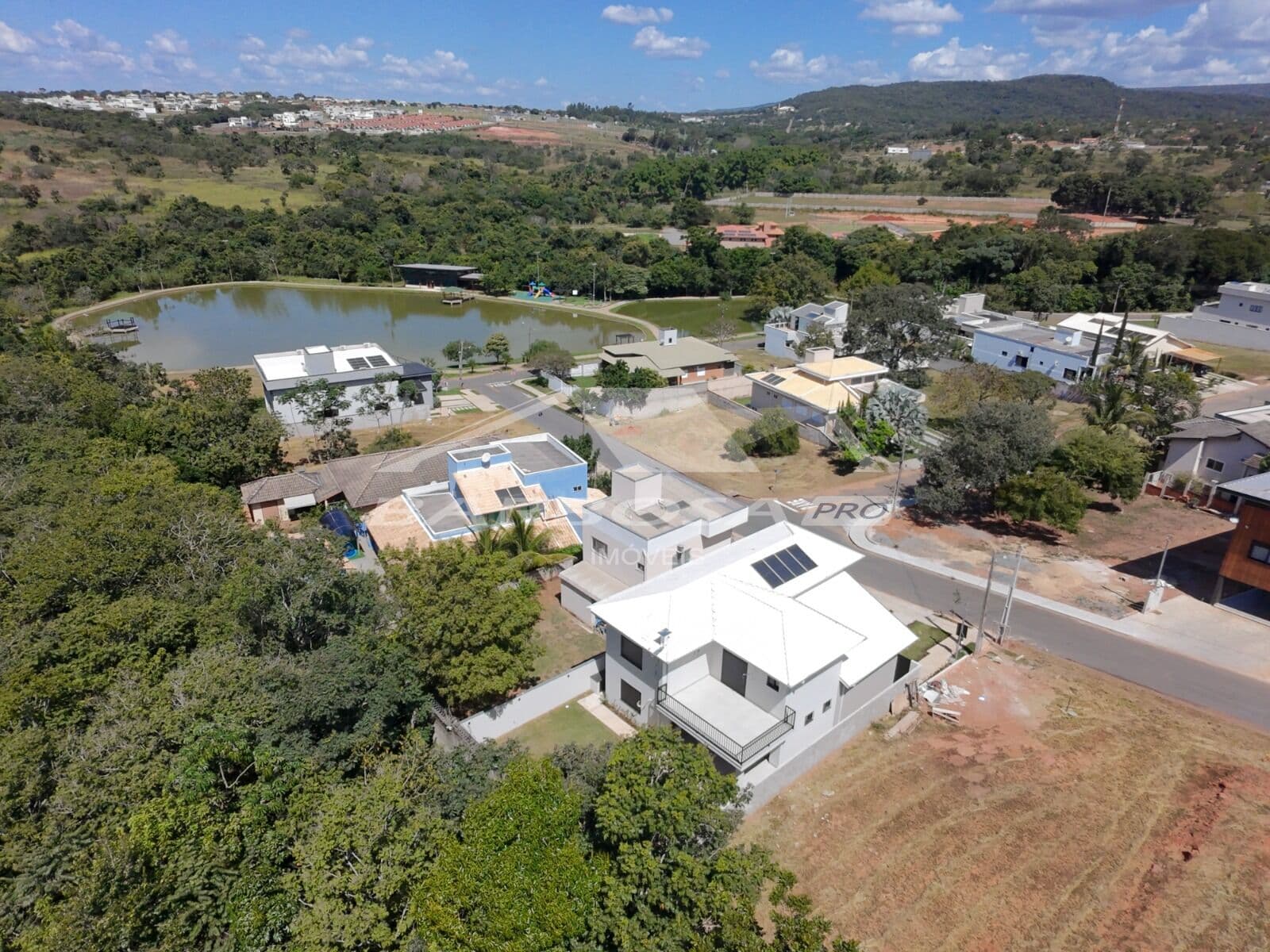Casa sobrado com 4 suites á venda em Condomio fechado - Caldas Novas