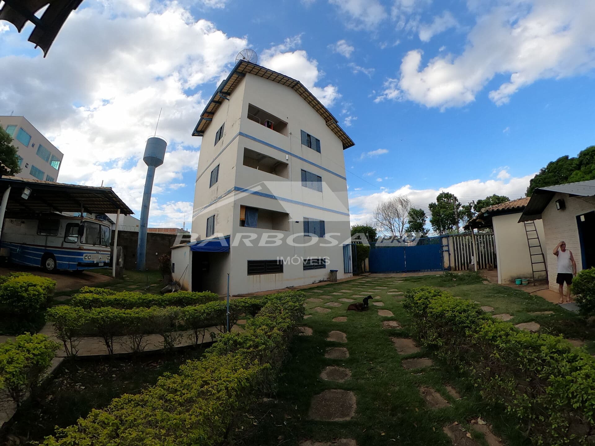 Sobrado triplex com 3 apartamentos á venda no Setor turista II Caldas Novas