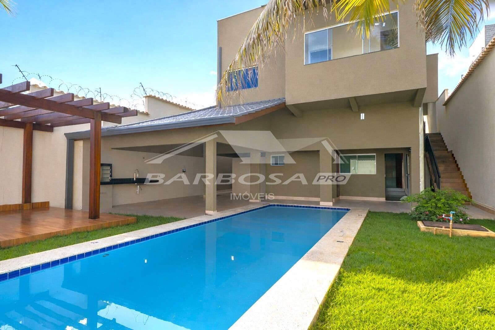 Casa com 5 quartos sendo 2 suites para venda no Setor Serrinha - Caldas Novas