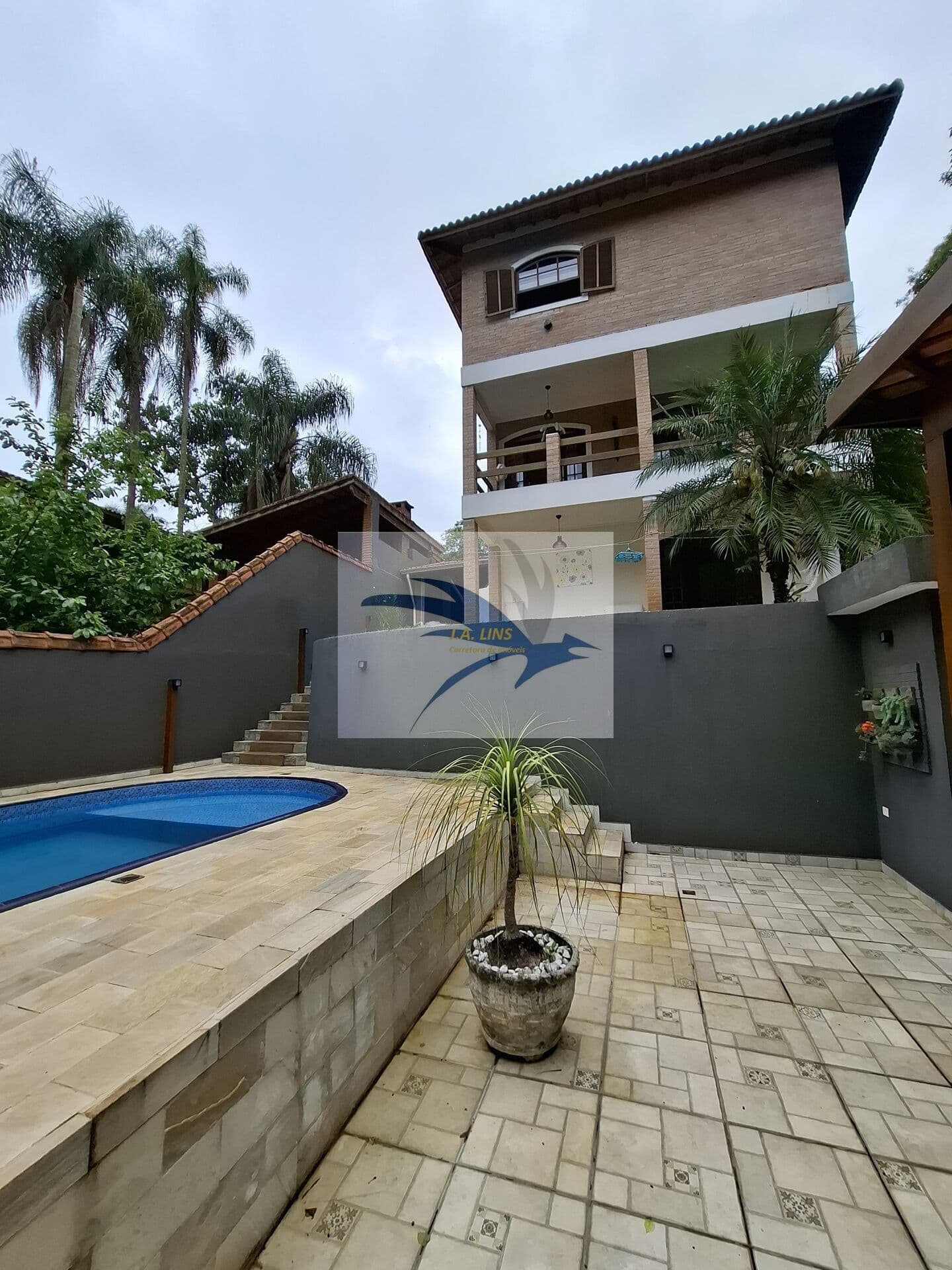 Vende-se casa com 4 dorms, 1 suíte, condomínio fechado