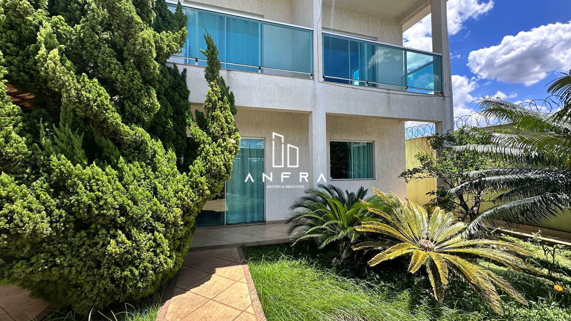 Casa alto padrão com 5 Qts (3 suítes) e 5 vagas no Masterville