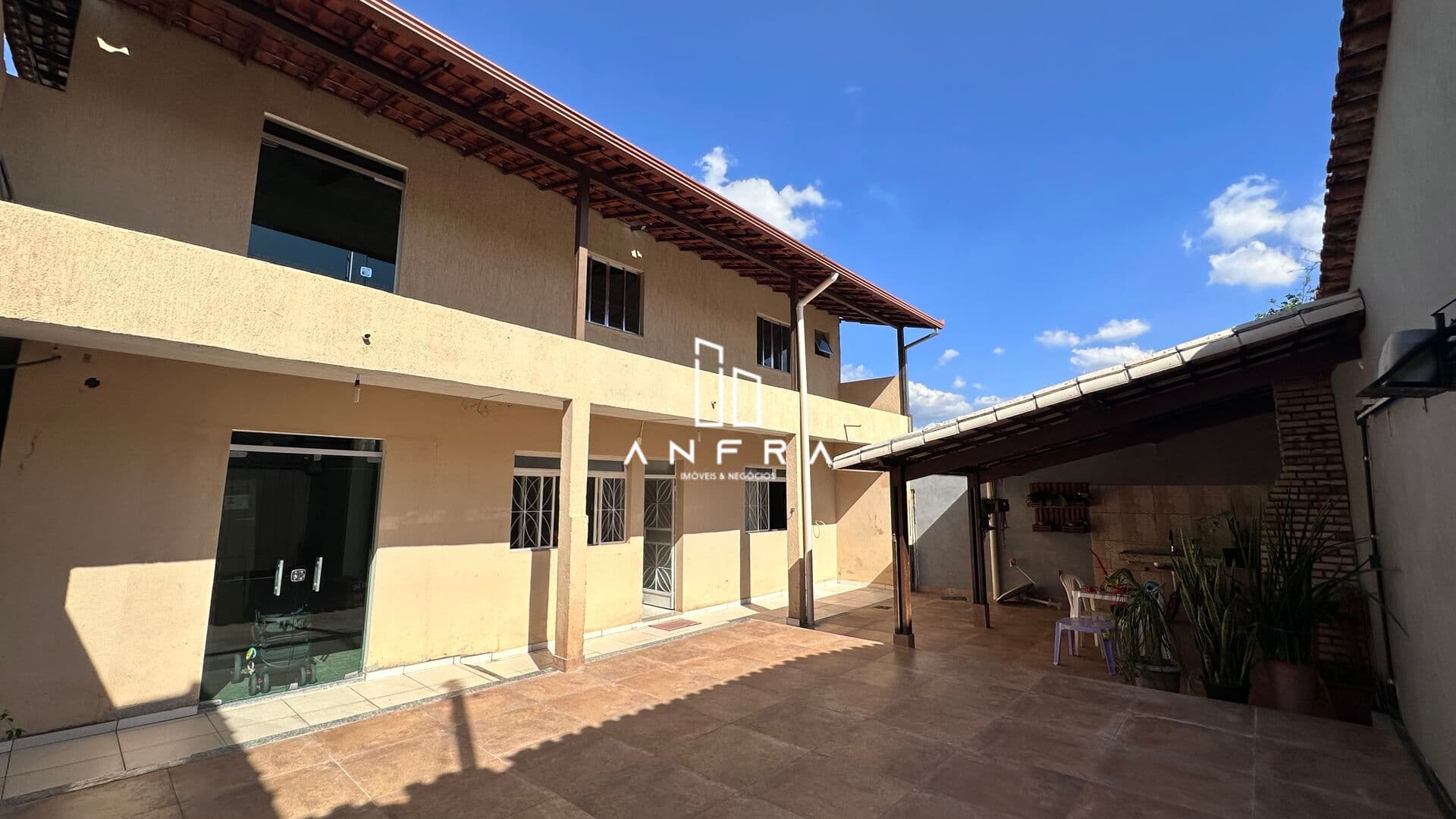 Casa no Santa Helena com 4 Qts, 2 vagas e espaço gourmet