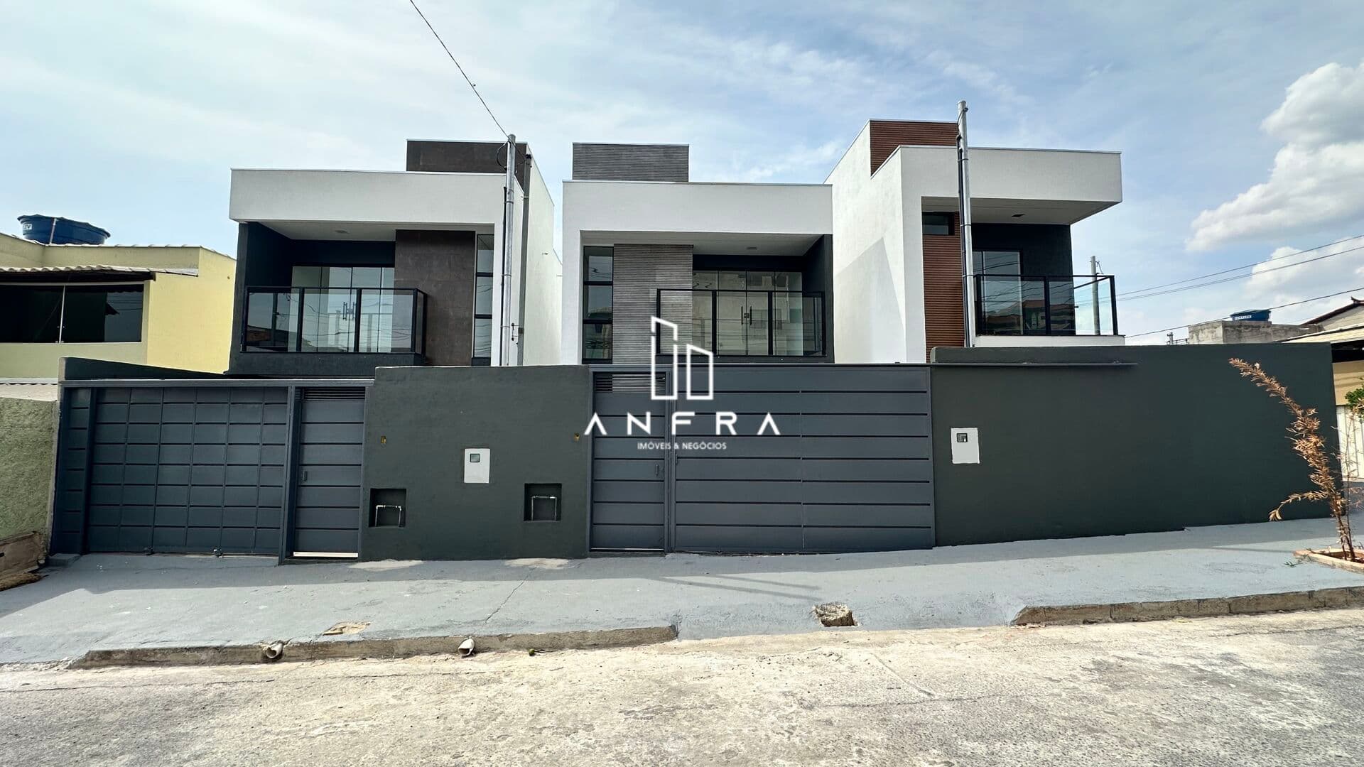 Casa moderna com 3 Qts e 2 vagas no São Pedro, em Ibirité