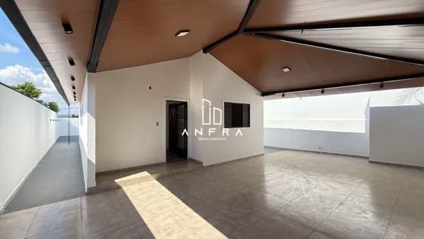 Casa no Santa Rosa com amplo quintal, 3 Qts e 2 vagas