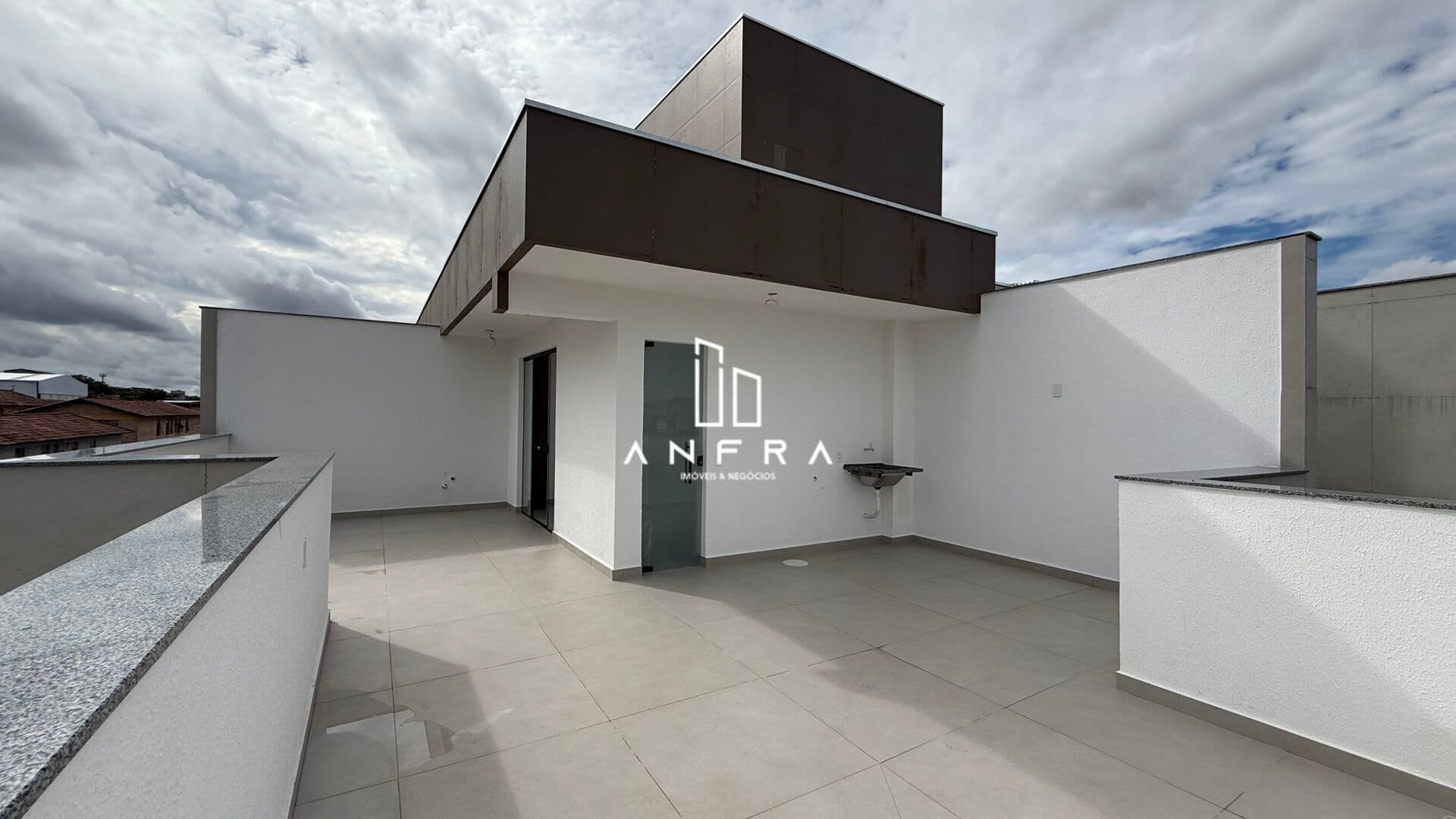 Cobertura alto padrão com 2 Qts (1 suíte) e 2 vagas no Jardim Industrial