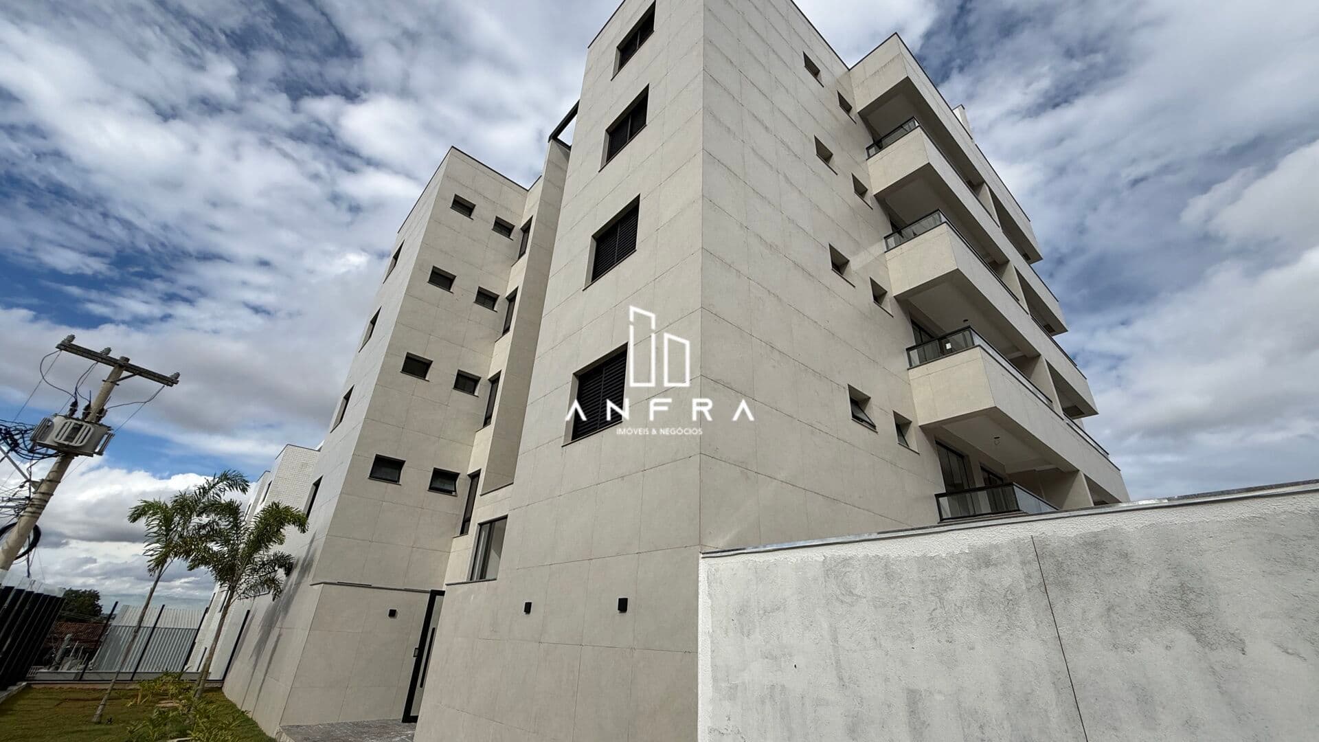 Apartamento alto padrão com 2 Qts (1 suíte) e 2 vagas no Jardim Industrial