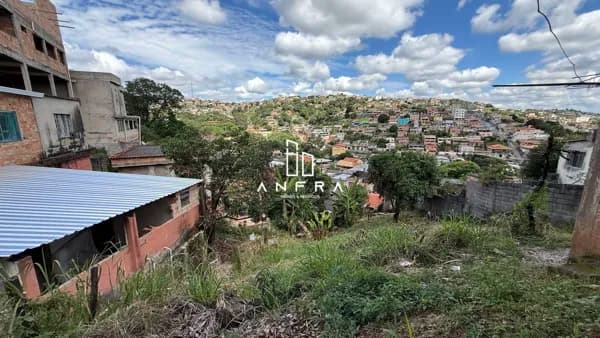 Lote com aprox 500m² e 2 Casas independentes, pertinho do Centro de Ibirité