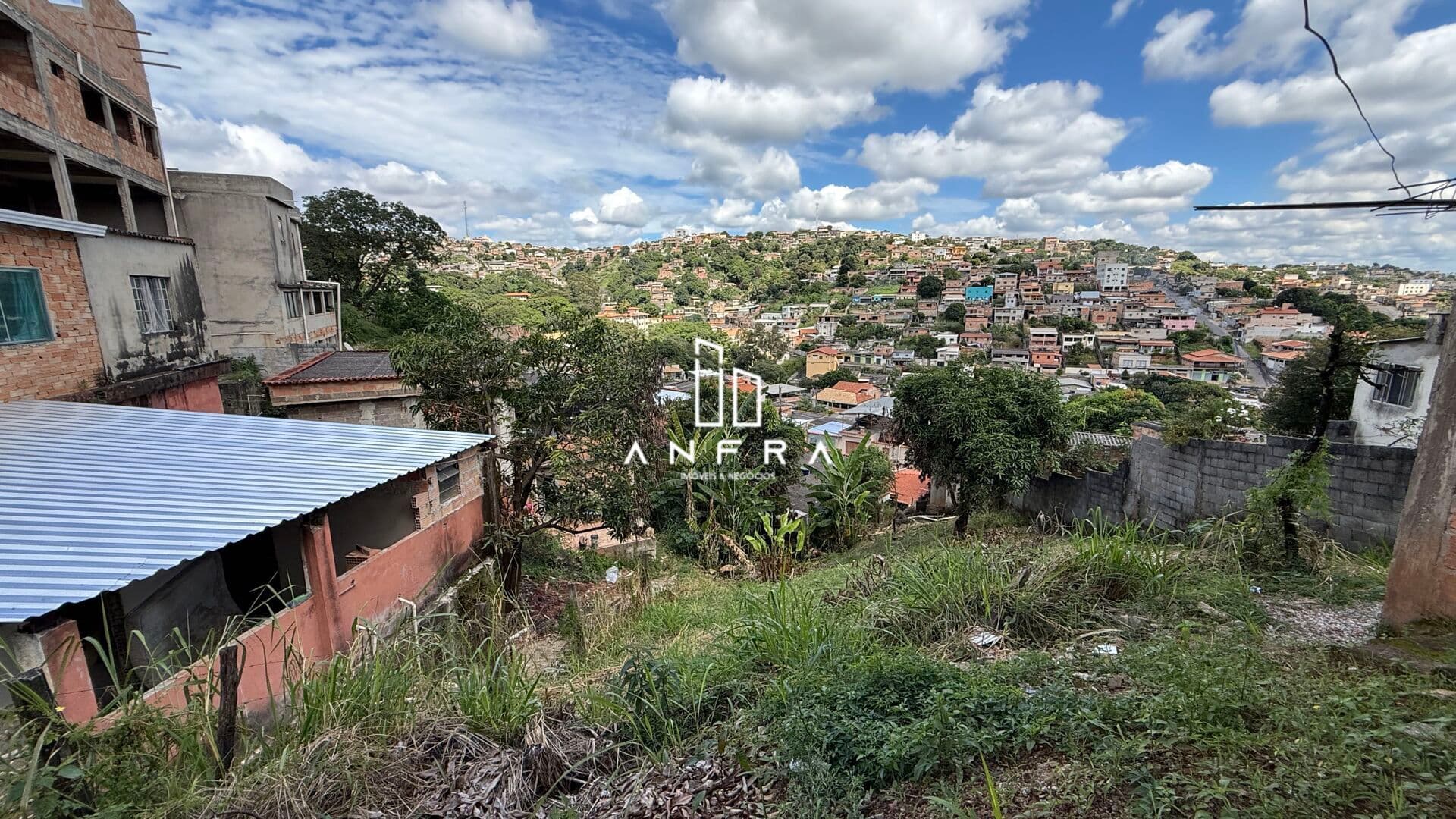 Lote com aprox 500m² e 2 Casas independentes, pertinho do Centro de Ibirité