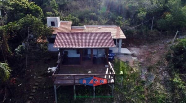 Linda Chácara á venda com Vista e acesso privativo para Lagoa de Imaruí/SC