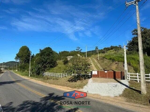Linda Chácara com entrada direta pelo asfalto da Rodovia 23.000 m2 com vista para lagoa e mar em Imaruí/SC