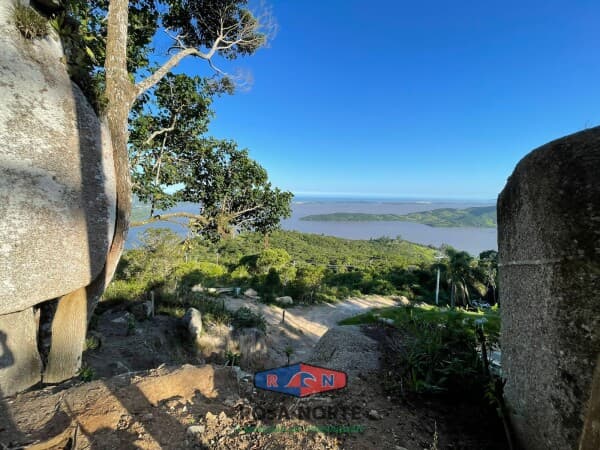 Sítio de 20.000 m2 com vista para Lagoa e Mar