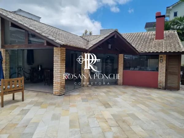 Linda Casa num dos melhores bairros de Florianópolis