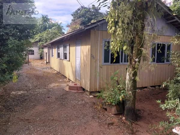 Terreno com 700 m2 edificado com uma casa mista, bairro Costa e Silva, Joinville SC