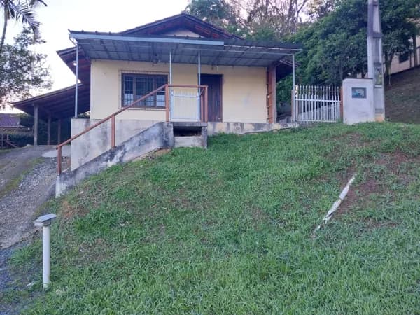 Casa com 02 quartos, bairro Santa Catarina Joinville.