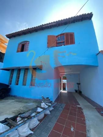 Casa com 3 casas no quintal