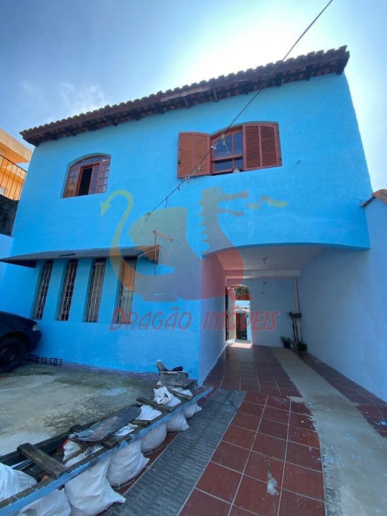 Casa com 3 casas no quintal