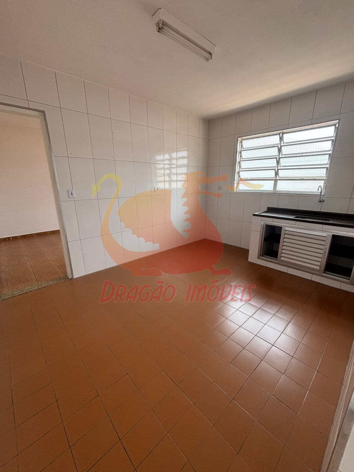 IMÓVEL COM 3 MORADIAS + GARAGEM PARA 7 CARROS