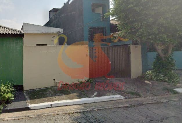 Terreno com 3 casas velhas
