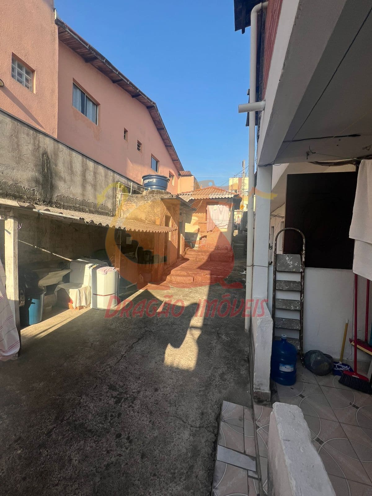 Terreno com 3 casas velhas no Pq. São Lucas