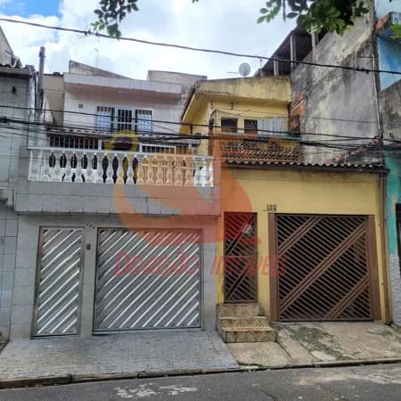 Casa Assobradada com 3 Dormitórios e Sacada - Vl Industrial