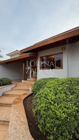 Casa aconhegante em Condomínio, com excelente localização.