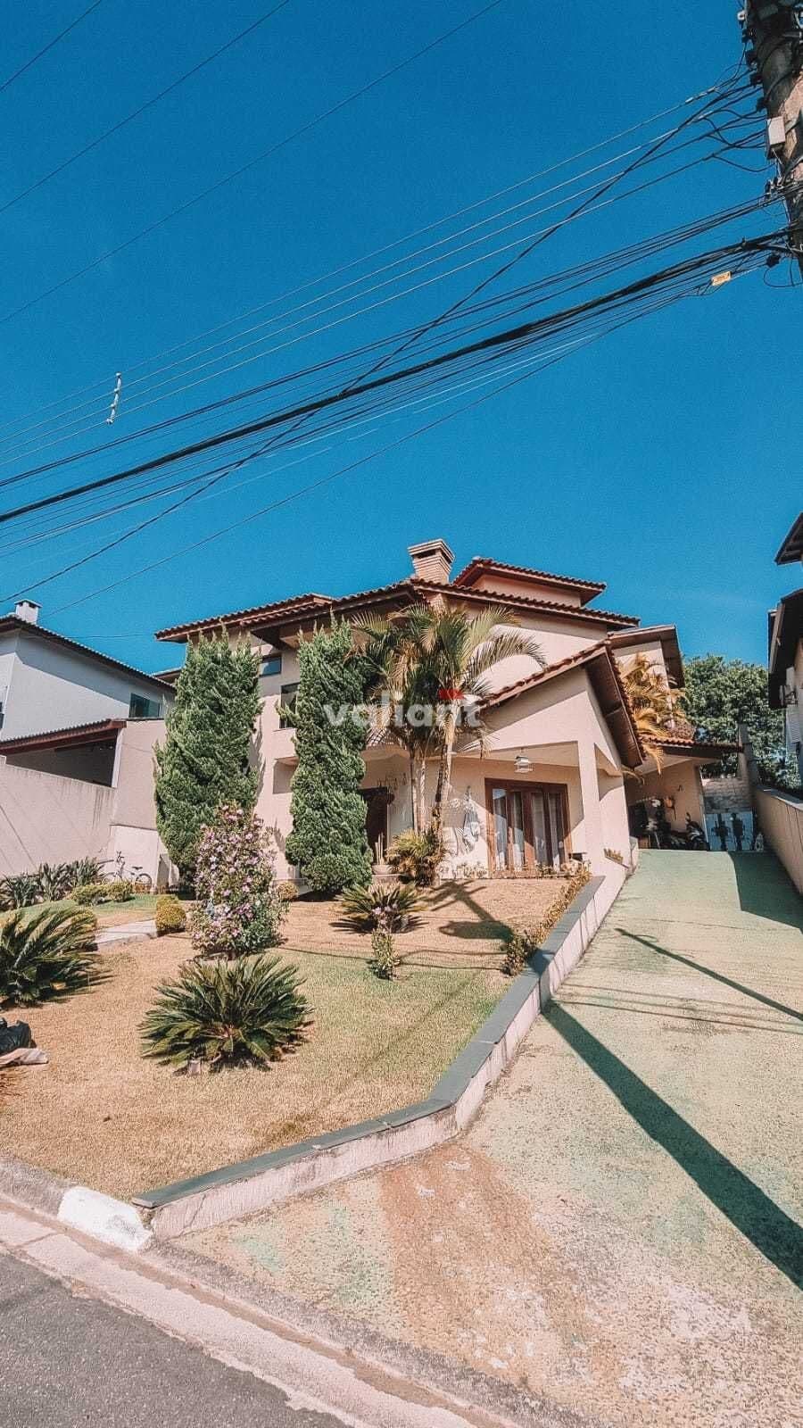 Casa em Condomínio 3 Suítes 4 Vagas em Arujá/SP