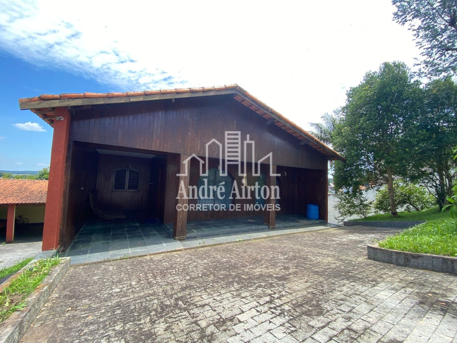 Casa Padrão com 2 lotes Jd. Marilú