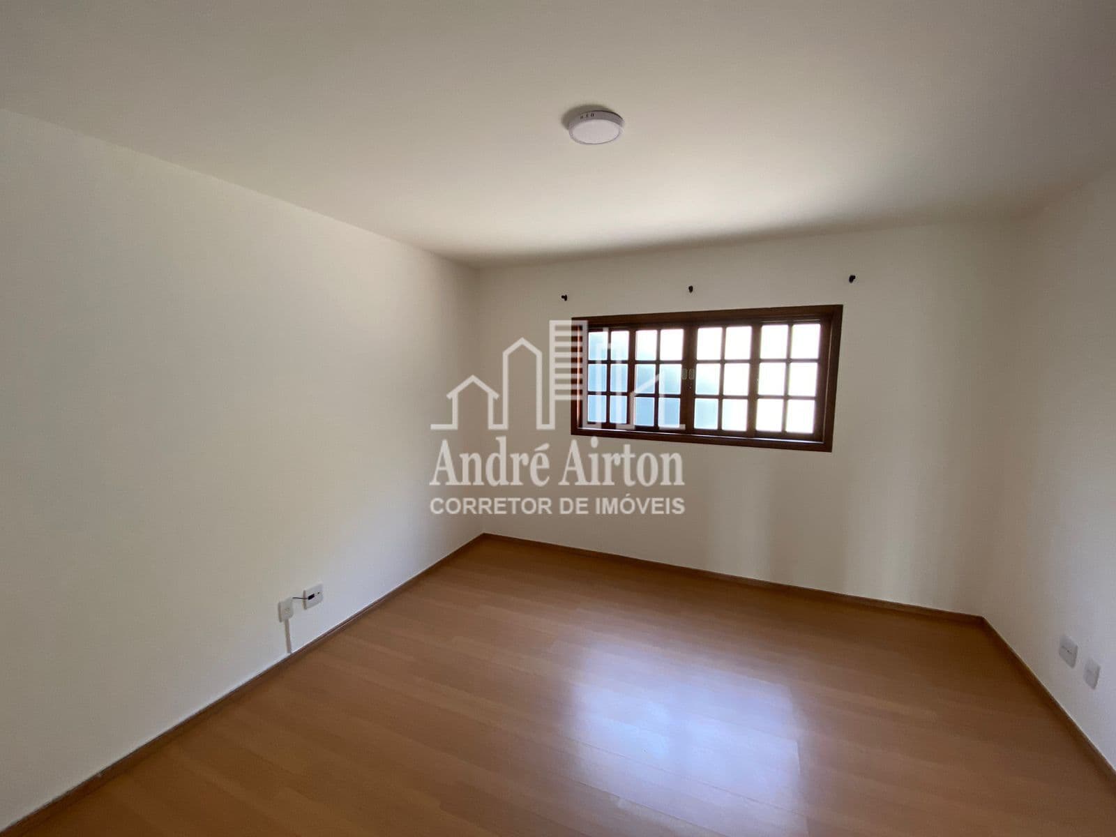 Casa com 3 dormitórios no Pq. Paraíso