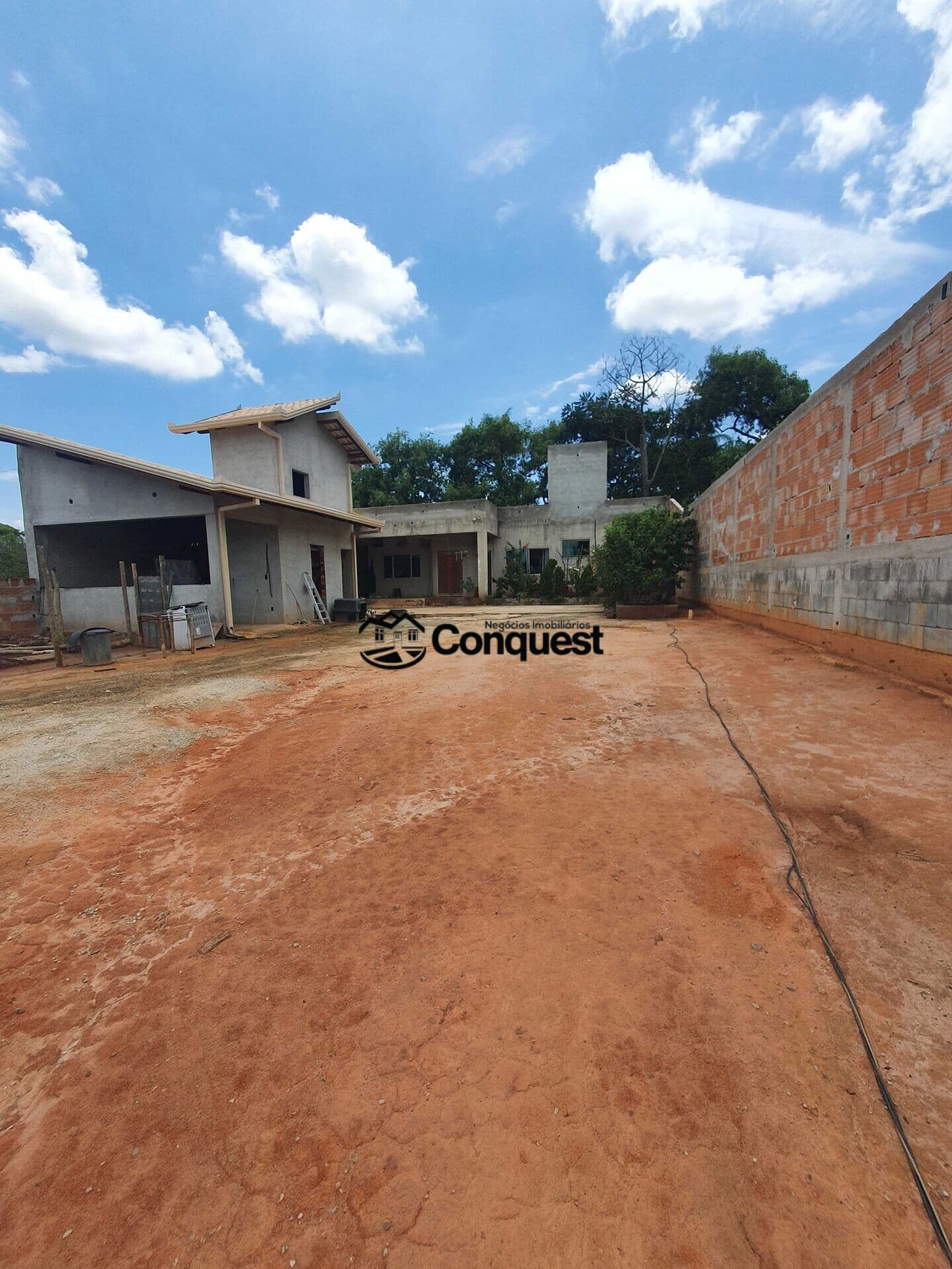 Chácara toda murada 1.300m² Casa 02 Quartos Bairro Morro Redendo Contagem
