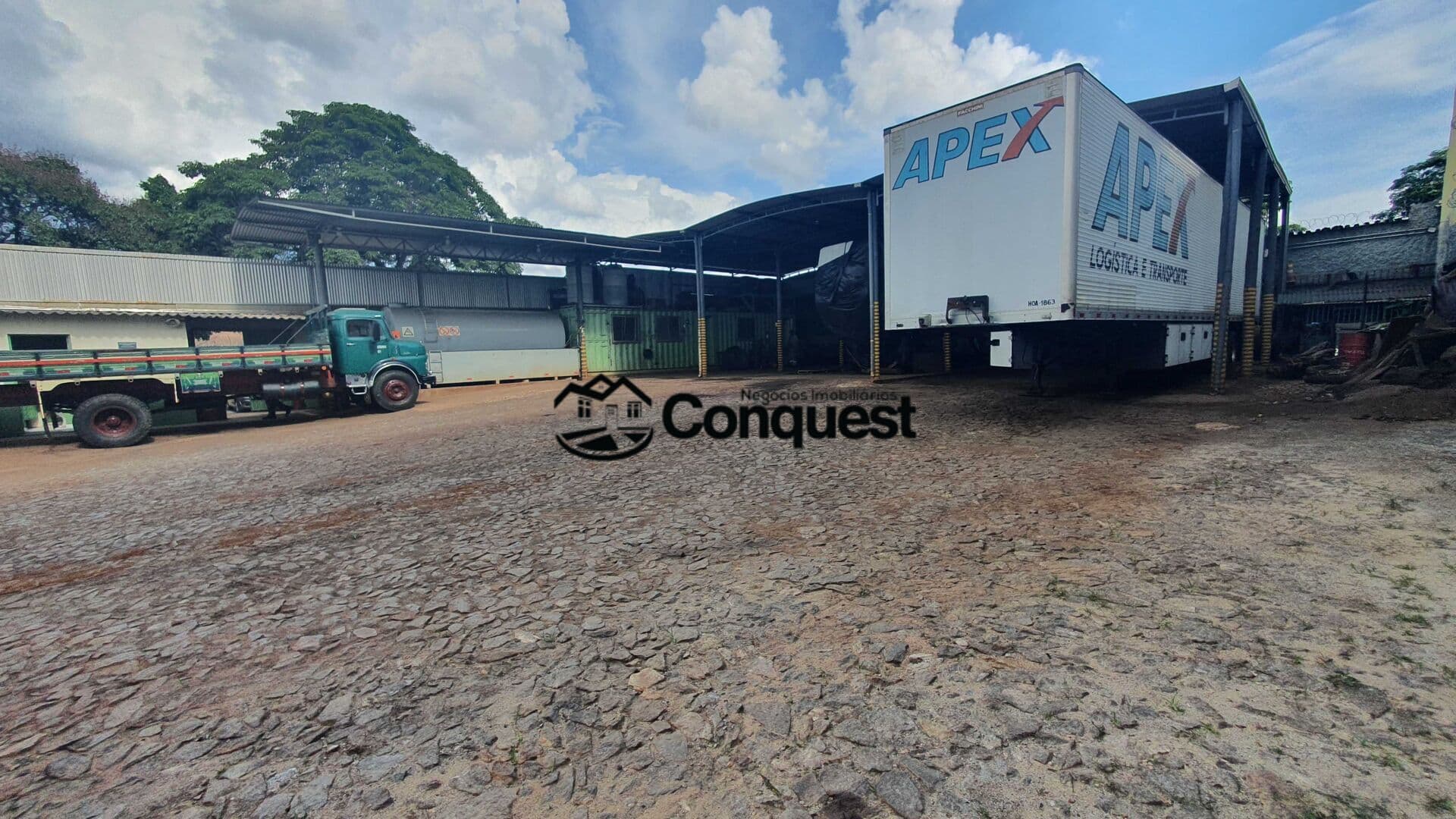 Terreno com área de 1.080m² , plano e murado.