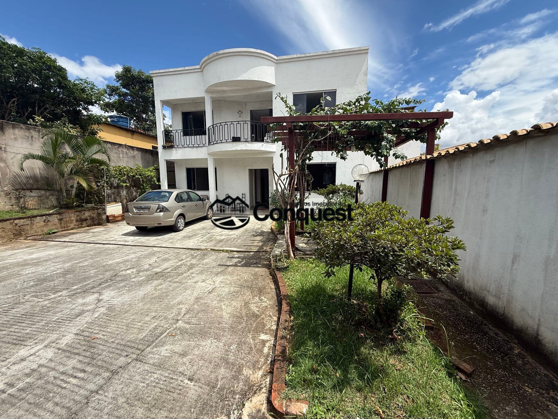 Vende-se bela e imponente casa duplex com 4 quartos, 1 suíte e 6 vagas de garagem no Bairro Europa, em Contagem!