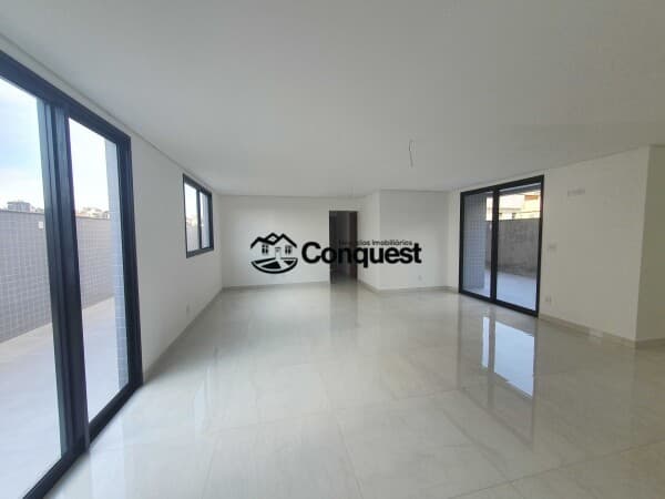 Belíssima Área Privativa 03 Quartos com 02 suítes, 04 Vagas de Garagem