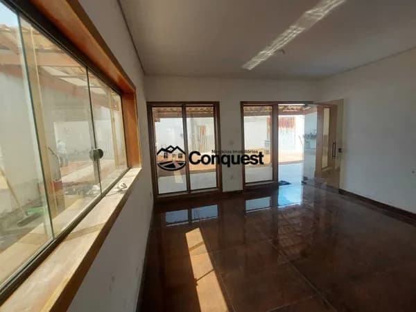 Linda Casa Moderna, Nova, Toda Linear, 3 quartos sendo 1 suíte, 4 vagas cobertas, Bairro Novo Igarapé!