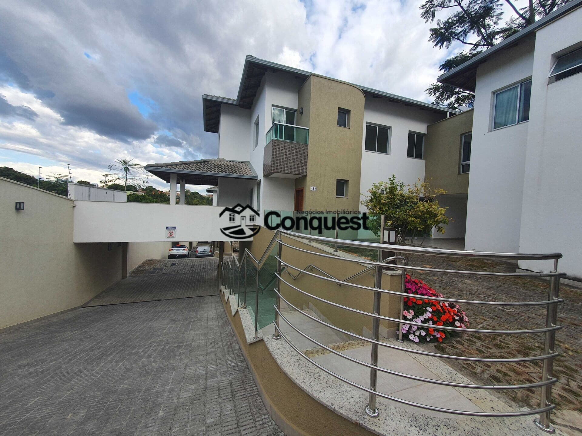 Vendo - Casa em Condomínio Fechado 03 Quartos com suíte, Bairro Centro de Contagem