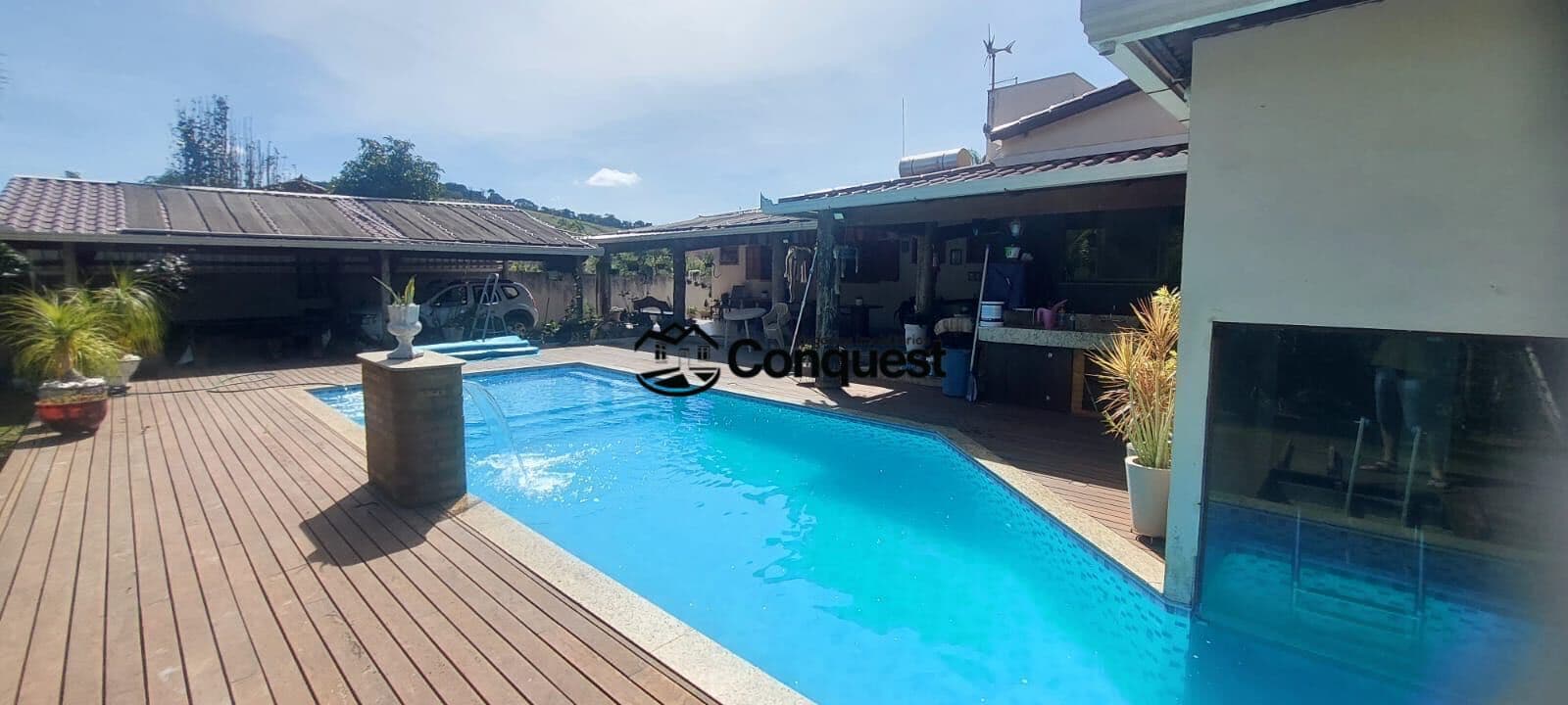 Vendo Linda e Charmosa Chácara com acabamento de alto padrão, 05 quartos sendo 3 suítes, Piscina e Sauna, Morro do Cedro, Rio Manso!