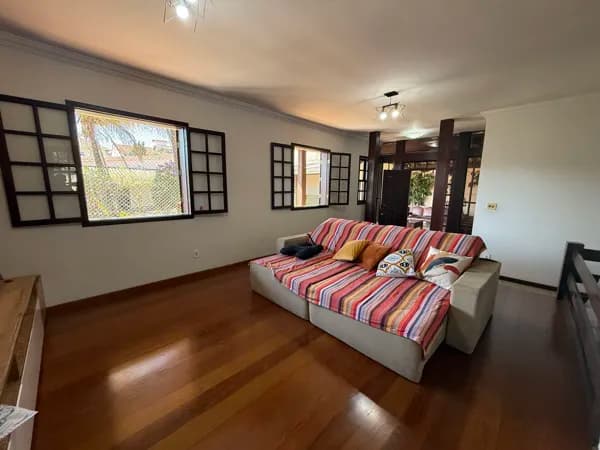 Vendo Linda Casa no centro de Contagem, bairro Alvorada, Lote 926 metros , 3 Quartos com suíte e 8 vagas !!