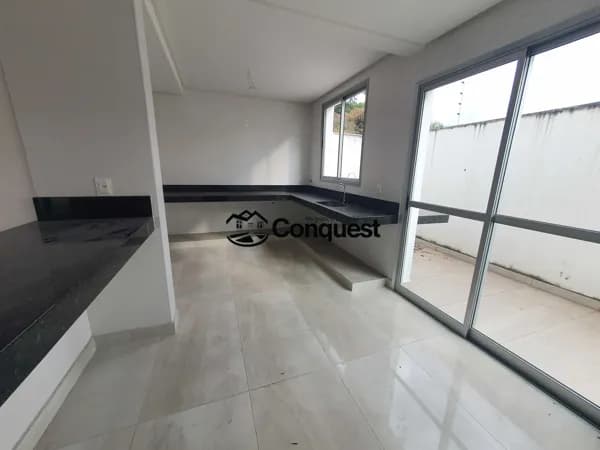 Vendo - Belíssima Casa em Condomínio Fechado 03 Quartos com suíte