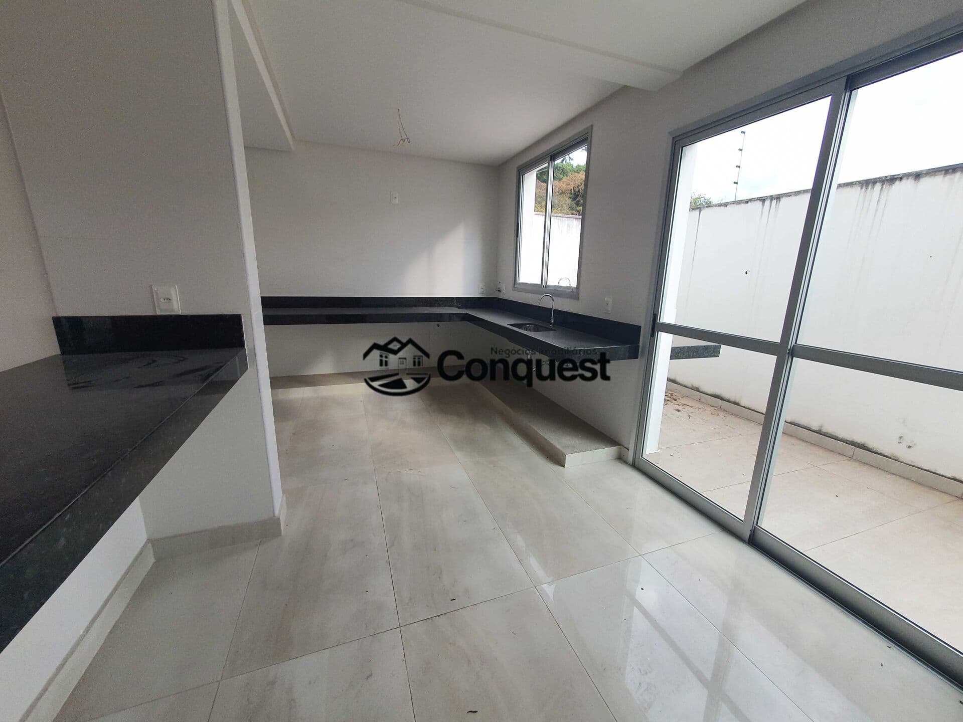 Vendo - Belíssima Casa em Condomínio Fechado 03 Quartos com suíte