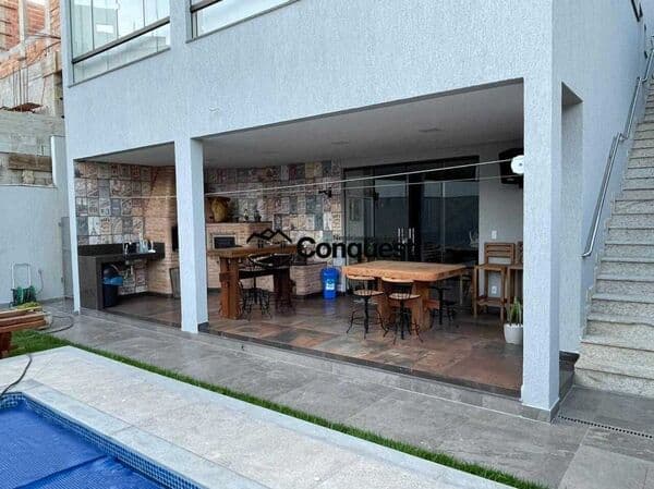 Vendo - Casa em Condomínio 04 Quartos 02 suítes, 04 Vagas de Garagem