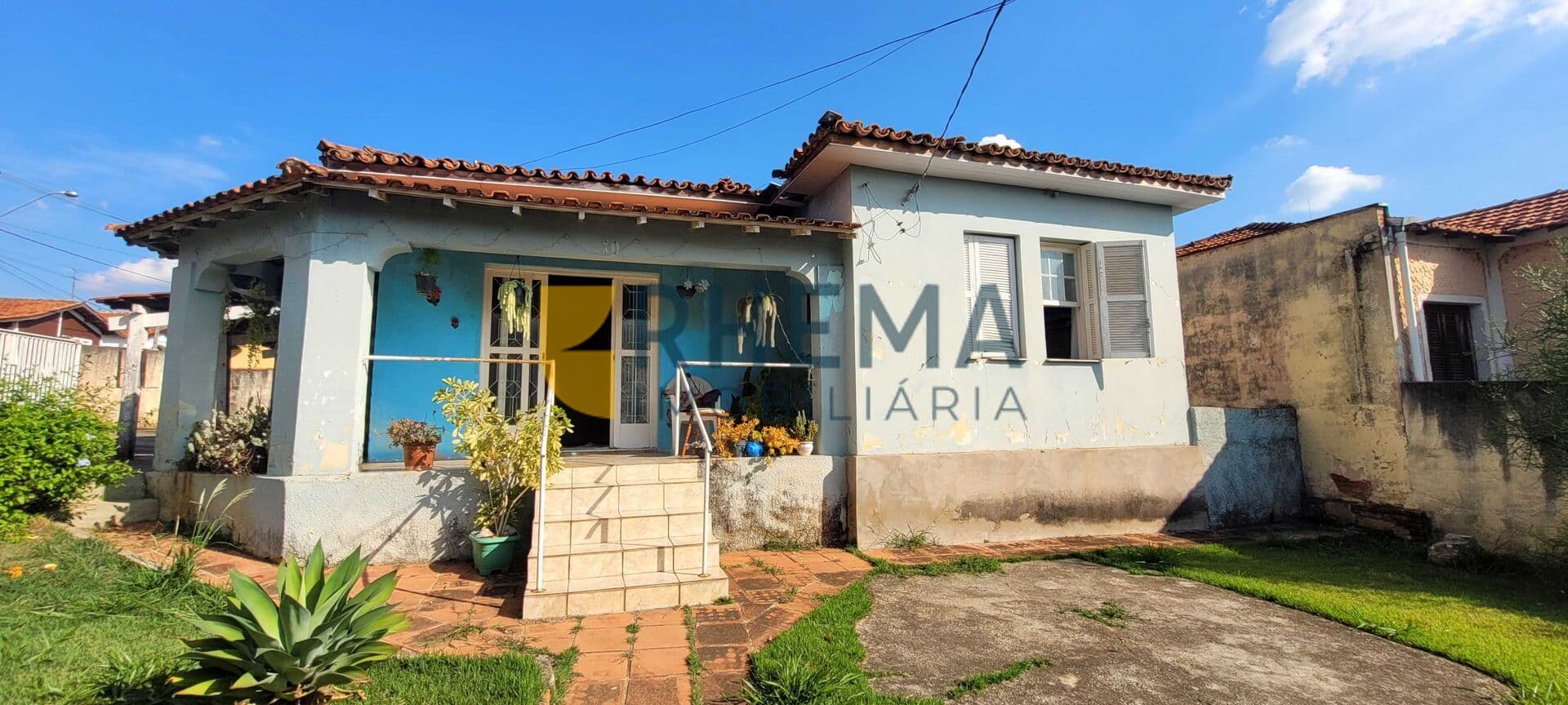 Casa Térrea no Centro de Louveira com 3 Dormitórios e Localização Privilegiada