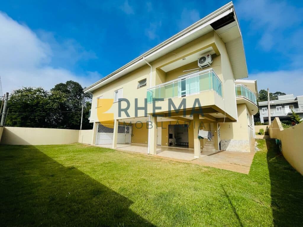 Residência de Alto Padrão no Condomínio Araucária: 400m² Construídos, 4 Dormitórios e Ampla Área de Lazer