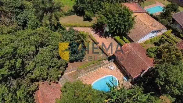 Chácara de Alto Padrão no Parque Niágara: 2.000m², Suítes com Jacuzzi e Lazer Completo