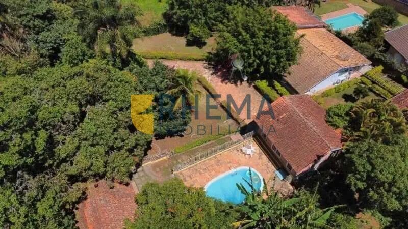 Chácara de Alto Padrão no Parque Niágara: 2.000m², Suítes com Jacuzzi e Lazer Completo