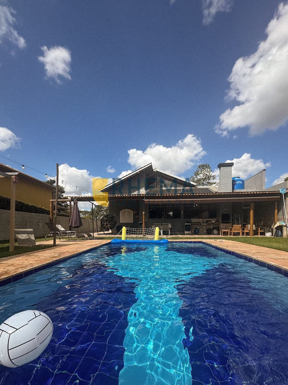 Chácara Mobiliada de Alto Padrão em Jarinu/SP: 1.208m², 4 Dormitórios e Aceita Permuta