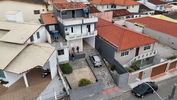 Casa ampla com 6 dormitórios em barreiros